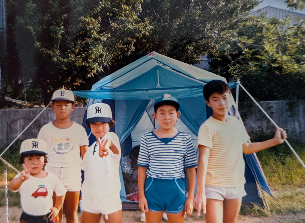 学研でキャンプしたときの様子。一番右端にいるのが藤長さん