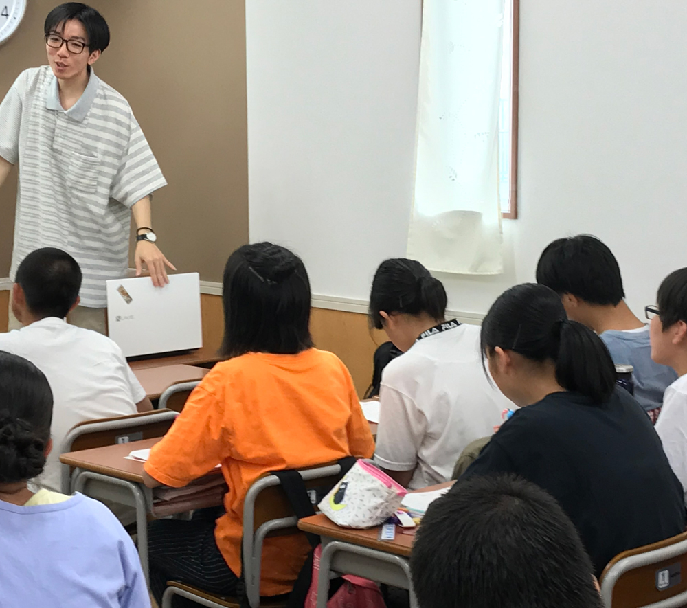 志野さんが生徒に指導している様子です。