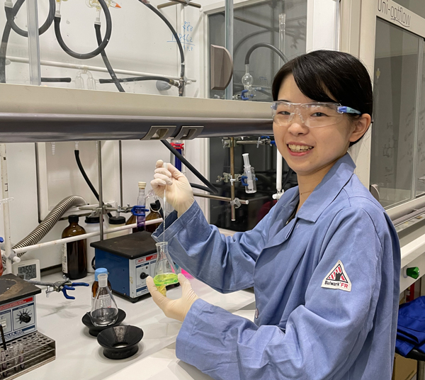 研究施設で研究中のの坂井さんです