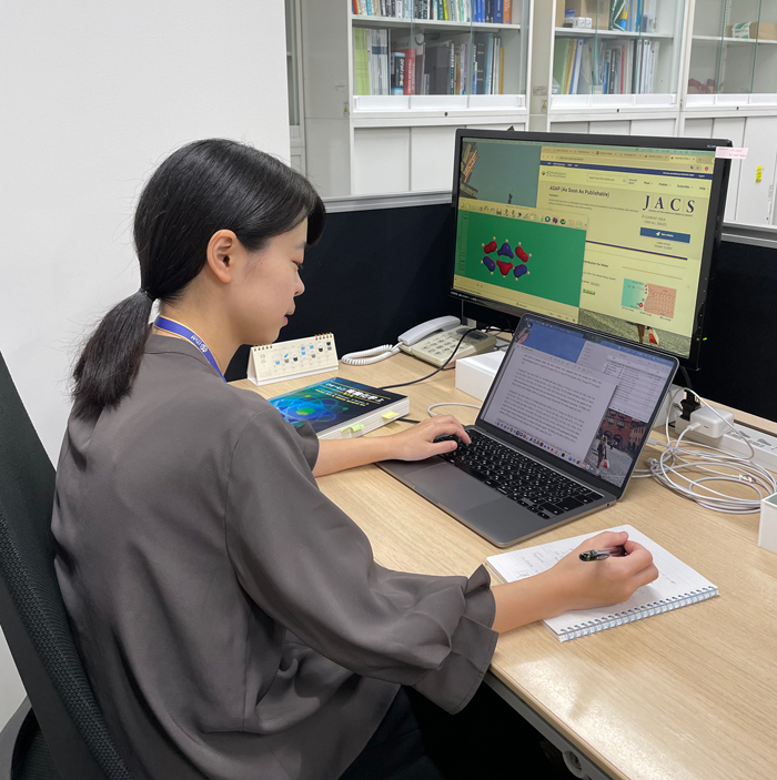 研究施設で勤務中の坂井さんです