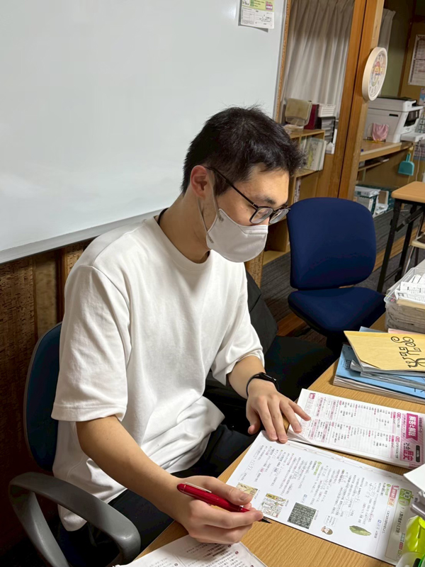 学研教室で採点作業をしている内田さんです