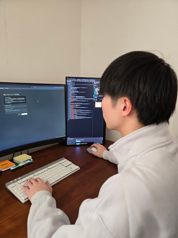 勤務中の新岡さんです