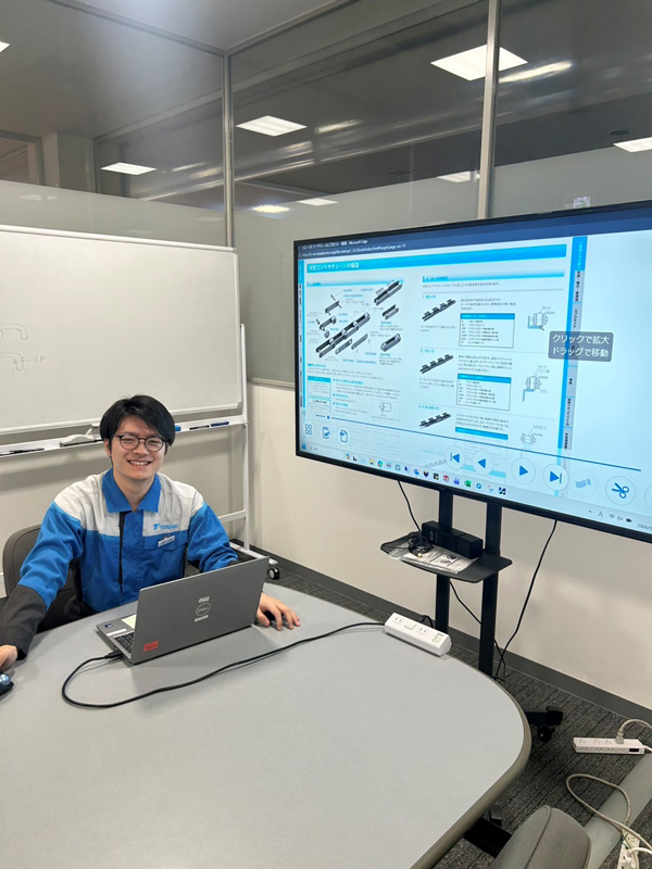 学研教室で採点作業をしている内田さんです