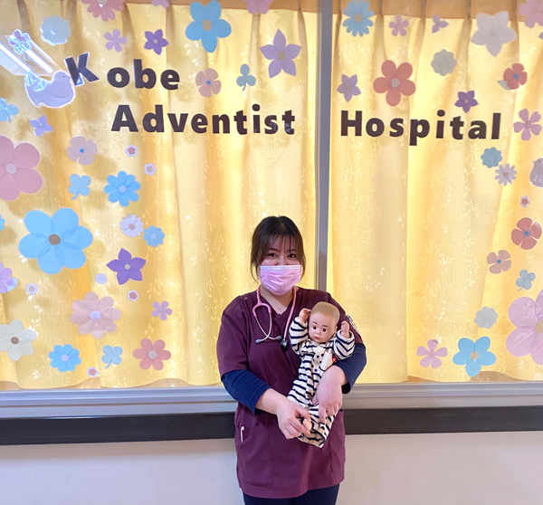 勤務中の川脇さんです