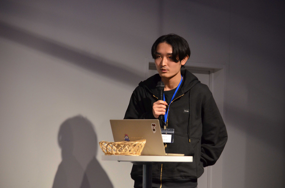 勤務中の小川さんです