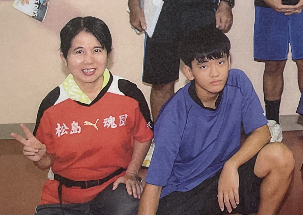 先生と一緒に写っている伊良波さんです