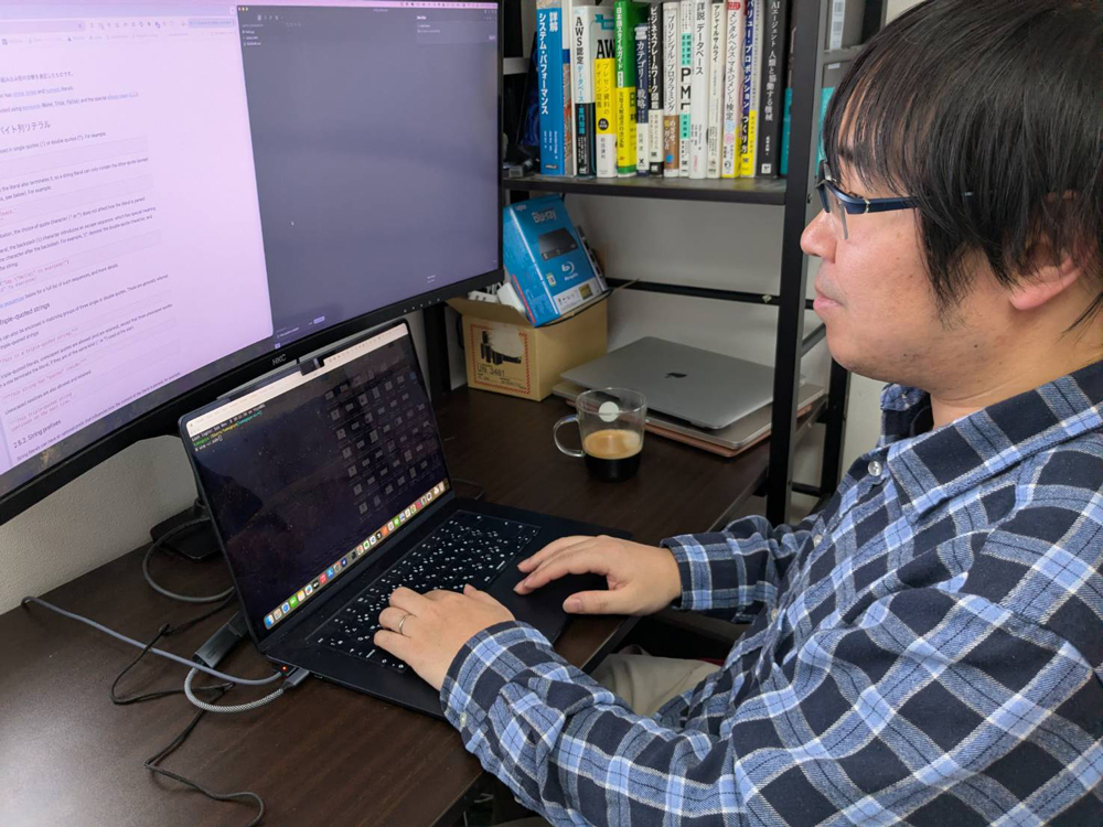 勤務中の三原さんです